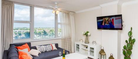 Habitación triple Confort, varias camas, cocina, vista a la ciudad | Área de sala de estar | Televisión de pantalla plana y servicios de streaming