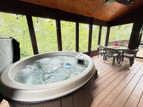 Heavenly Cabin Look NO Further - Hot Tub