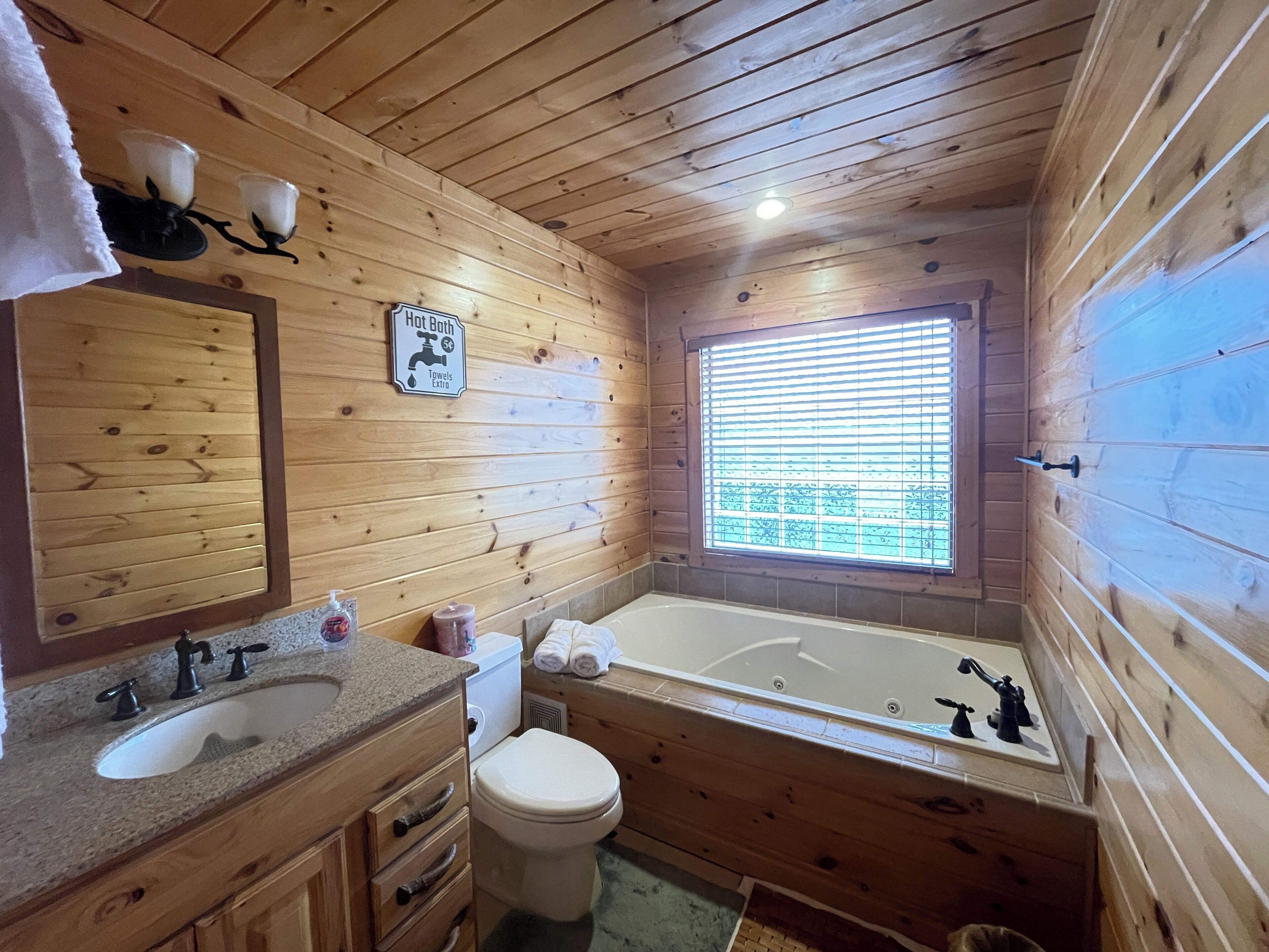 Bañera de hidromasaje, secador de pelo, toallas y jabón