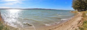Una playa cerca