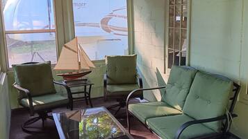 Smart-TV, Kamin, Bücher