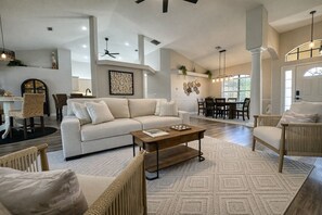 TV connectée, livres, chaîne hi-fi