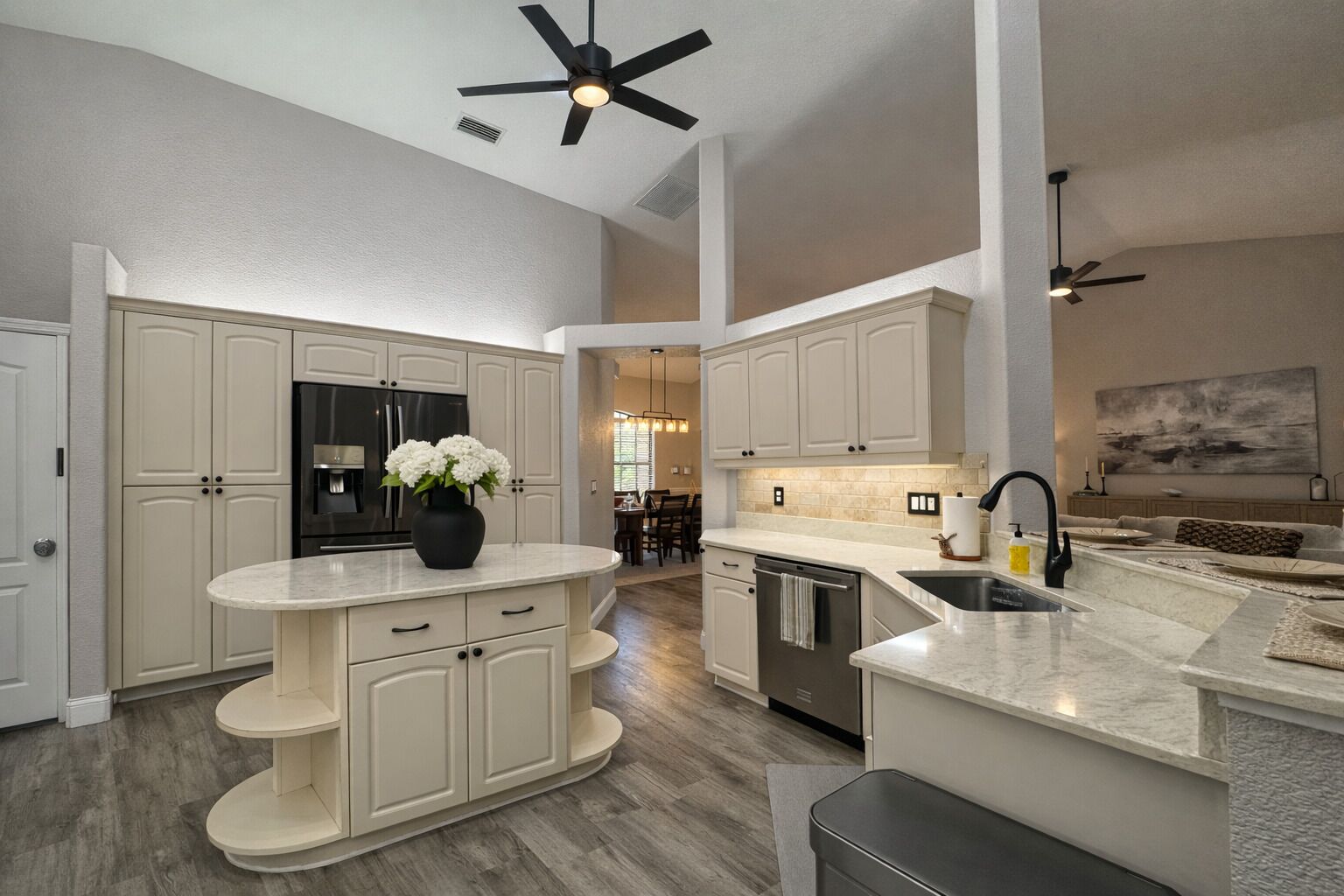 Réfrigérateur, four à micro-ondes, un four, surface de cuisson