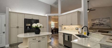 Réfrigérateur, four à micro-ondes, un four, surface de cuisson