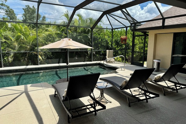 Una piscina al aire libre, una piscina climatizada