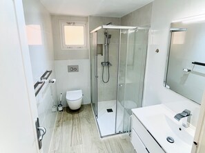 อพาร์ทเมนท์ | ห้องน้ำ | อ่างอาบน้ำและฝักบัวแยกจากกัน, อ่างอาบน้ำแบบแช่ตัว, ไดร์เป่าผม