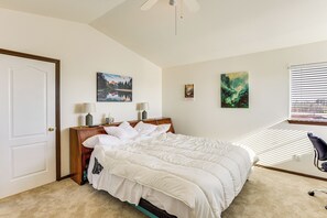 3 bedrooms, desk, internet, bed sheets