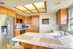 Fridge, microwave, stovetop, dishwasher