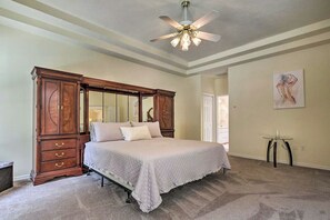 2 bedrooms, in-room safe, desk, iron/ironing board - Luxe Home in Lecanto Florida with Pool and Jacuzzi Tub (Lecanto)