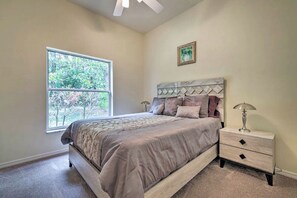 2 soveværelser, pengeskab på værelset, skrivebord, strygejern/strygebræt