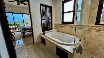 Pengering rambut, handuk, sabun, dan sampo