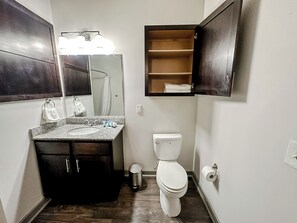 Toallas, jabón, papel de baño 