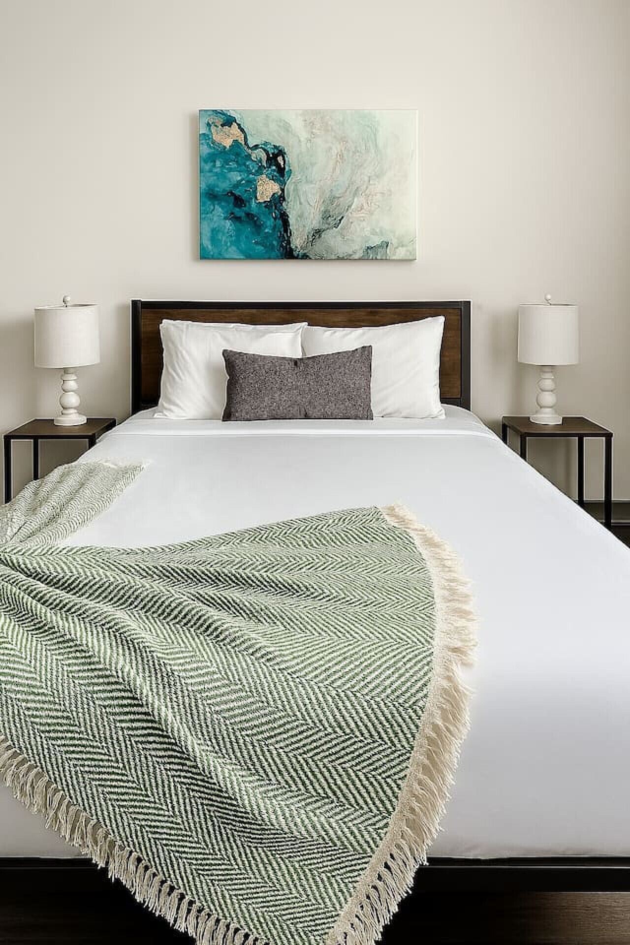 Työpöytä, silitysrauta/-lauta, ilmainen Wi-Fi, vuodevaatteet