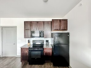 Fridge, microwave, oven, stovetop - Sleepover: Plush 1BD/1BA + Gym - Little Rock (North Little Rock)