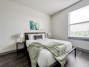 1 bedroom, desk, free WiFi, bed sheets - Sleepover: Plush 1BD/1BA + Gym - Little Rock (North Little Rock)