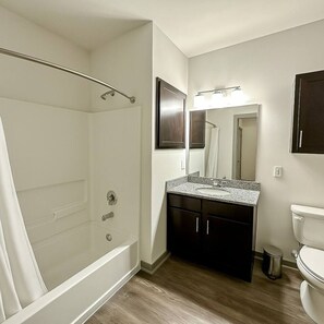 Hiustenkuivaaja, pyyhkeet, saippua, vessapaperi