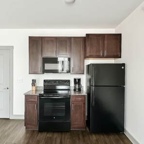 Refrigerador, microondas, horno y parrilla de estufa 