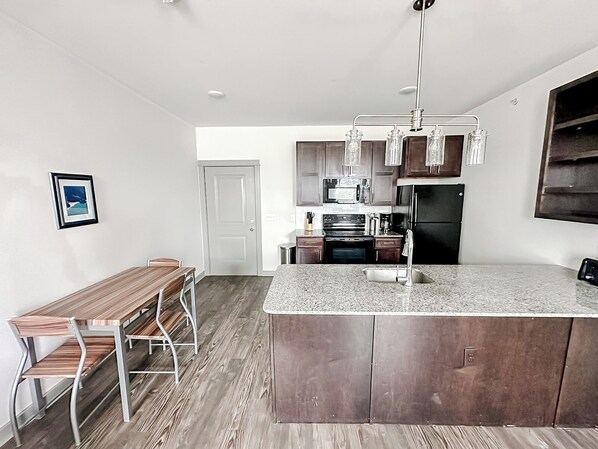 Fridge, microwave, oven, stovetop - Sleepover: Plush 1BD/1BA + Gym - Little Rock (North Little Rock)