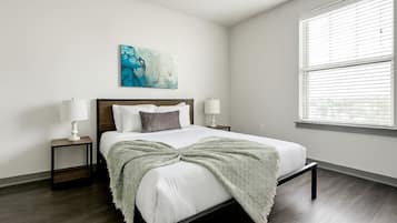 Escritorio, tabla de planchar con plancha, wifi gratis y ropa de cama