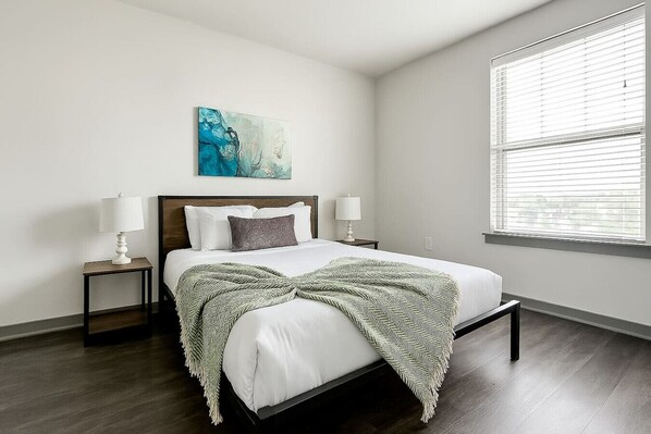 Escritorio, tabla de planchar con plancha, wifi gratis y ropa de cama 