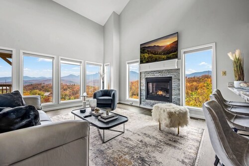 Mountain Chalet with Hot Tub and Scenic Views