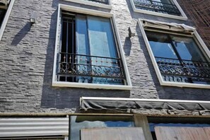 A building facade with two windows, each with a metal balcony. - Ramos Hello Stay Cebu (Cebu City)