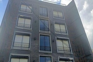 A multi-story building with a series of windows and balconies. - Ramos Hello Stay Cebu (Cebu City)