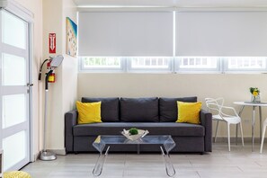 Comfort Studio, 1 Queen Bed with Sofa bed | Living area