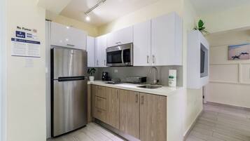 Comfort Studio, 1 Queen Bed with Sofa bed | Private kitchen | Fridge, microwave, stovetop, espresso maker