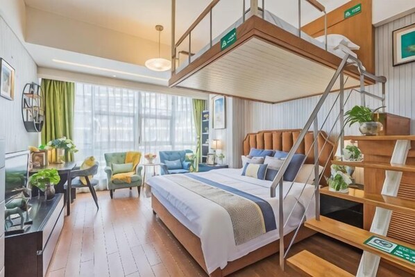 Une chambre d’hôtel comprenant un lit, un bureau, une chaise, un balcon et une vue sur l’extérieur.