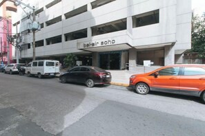 Unclassified image, 2 of 12, button - RedDoorz @ TJMG by Bel Air Polaris Makati (Makati)