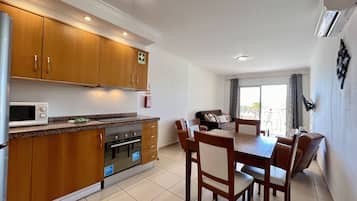 Refrigerador, microondas, horno, lavavajillas