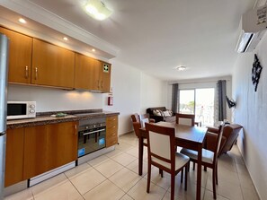 Kühlschrank, Mikrowelle, Ofen, Geschirrspüler