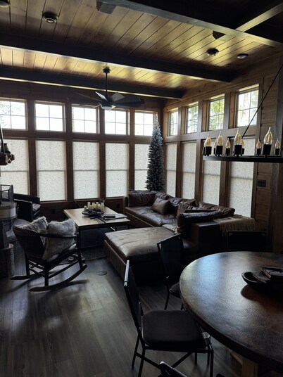 Cozy 4-bedroom cabin with WiFi, AC on Lake Superior.