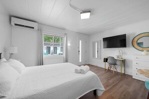 Studiolejlighed - 1 queensize-seng (Chic City Retreat 93A) | 1 soveværelse, individuelt design, individuel indretning, skrivebord