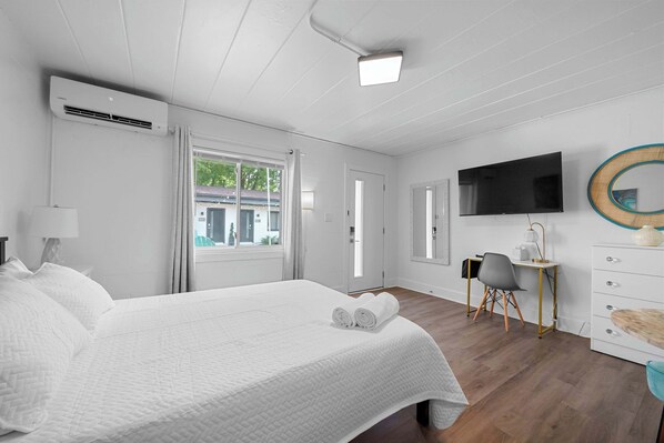 Studio, 1 grand lit (Chic City Retreat 93A) | 1 chambre, décoration personnalisée, ameublement personnalisé, bureau