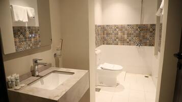 Junior-Suite | Badezimmer | Hausschuhe