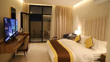Deluxe Studio, Balcony | 1 bedroom, in-room safe, blackout curtains, iron/ironing board