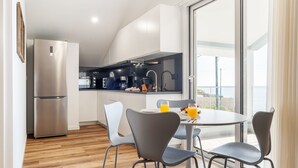 Coffee/tea maker, fridge, microwave, oven - Coastal Charm B by Madeira Sun Travel (Ponta do Sol)