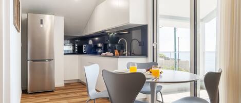 Kühlschrank, Mikrowelle, Ofen, Geschirrspüler