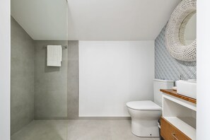 Dusj, hårføner og håndklær