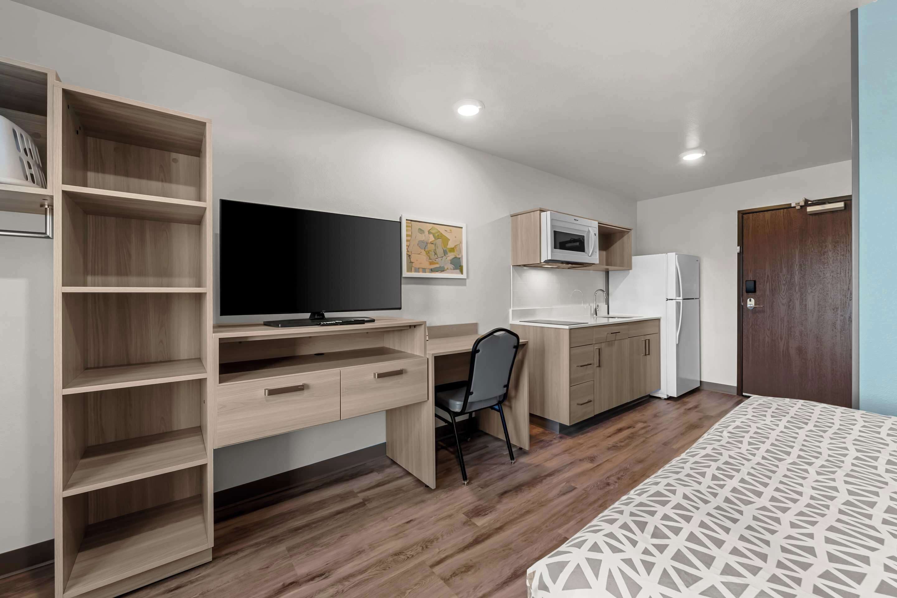 Suite, 1 Queen Bed, Non Smoking | Laptop workspace, free WiFi, bed sheets