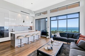 Penthouse de lujo, 3 habitaciones, vista al océano (Oceanus) | Área de sala de estar | Televisión 