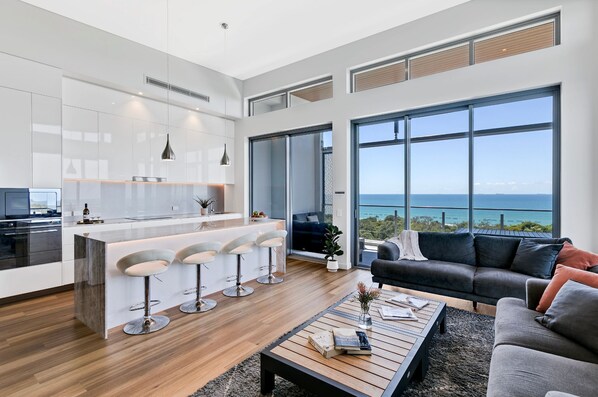Appartement Penthouse luxueux, 3 chambres, vue sur l’océan (Oceanus) | Aire de séjour | Téléviseur