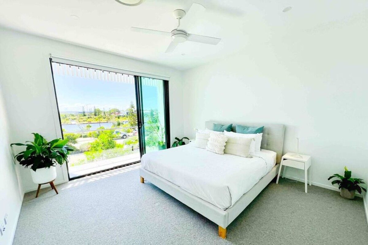 Room, Multiple Beds, Non Smoking | Iron/ironing board, free WiFi