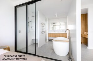 Luxury, 3 Bedrooms, Ocean View (Collection, Apartment) | Kylpyhuone | Ympäristöystävälliset hygieniatuotteet