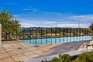 Piscina a l'aire lliure, para-sols i gandules 