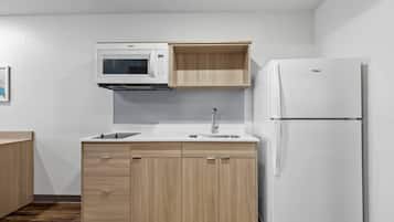 Suite, 1 King Bed, Non Smoking | Desk, free WiFi, bed sheets