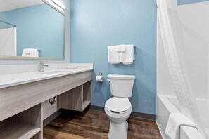 Kombinasi shower/bathtub, shower pijat air, pengering rambut, dan handuk