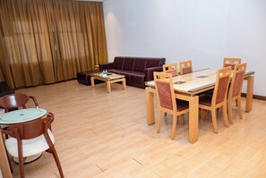 تناول الطعام داخل الغرفة